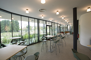 Salle de convivialité vue n°1 Salle de convivialité service traiteur espace cafétéria du crématorium de champigny-sur-marne